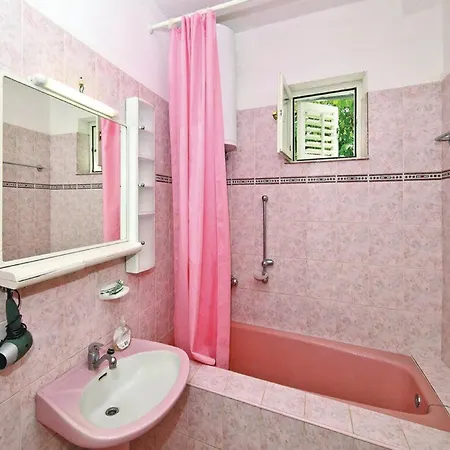 Halilovi - Two Bedroom 1 شقة تروغير